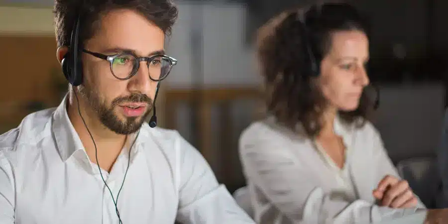 Equipo BPO especializado gestionando servicios empresariales con tecnología y talento humano - CyC Services