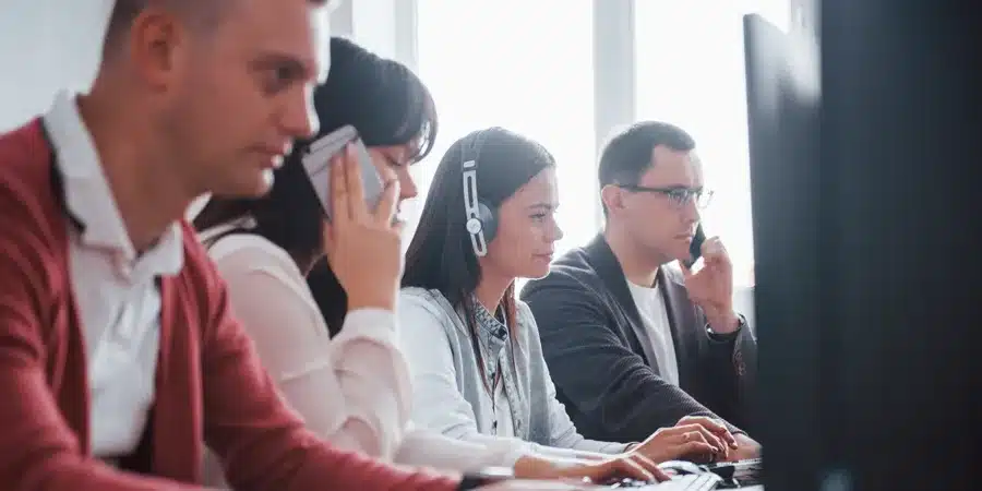 Equipo BPO de ventas gestionando campañas comerciales para generar mejores resultados - CyC Service