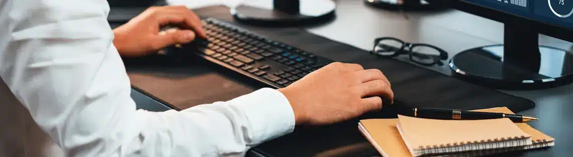 Profesional de back office gestionando y procesando información empresarial desde un computador - CyC Services