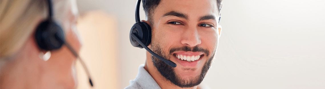 Equipo de contact center gestionando interacciones de servicio al cliente desde una operación empresarial - CyC Services